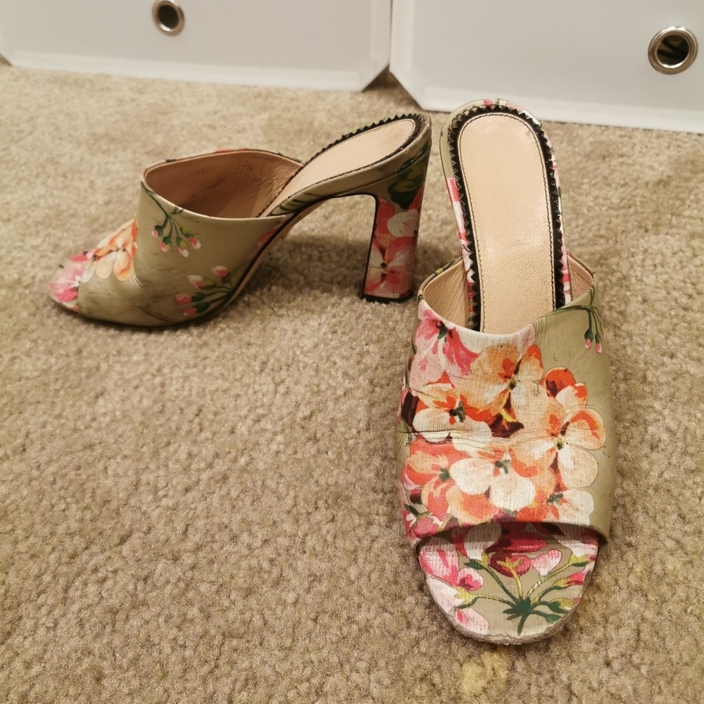 Very comfortable Gucci flowers sandals high heels